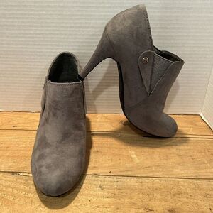 Covington Gray Suede Heeled Slip-On Faux-Leather Ankle-Boots for Women 7.5 M